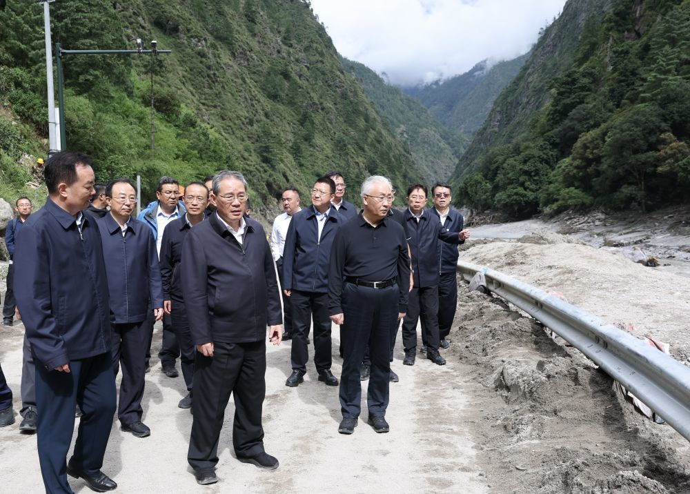 8月27日,受习近平总书记委托,中共中央政治局常委、国务院总理李强赴西藏日喀则市吉隆县指导吉隆口岸泥石流灾害抢险救援和应急处置工作。这是李强实地察看灾情。新华社记者 黄敬文 摄