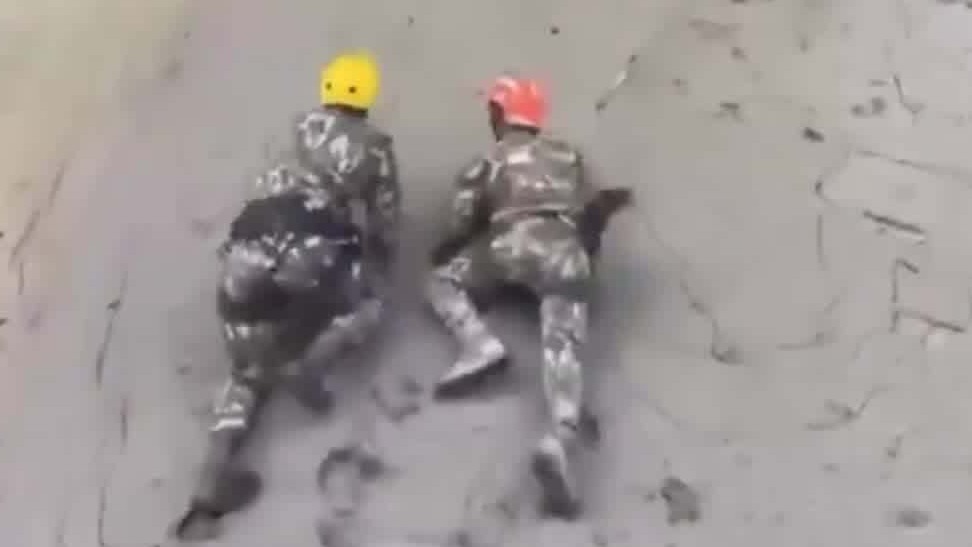 350人被困隧道，救援人员泥沼中匍匐施救