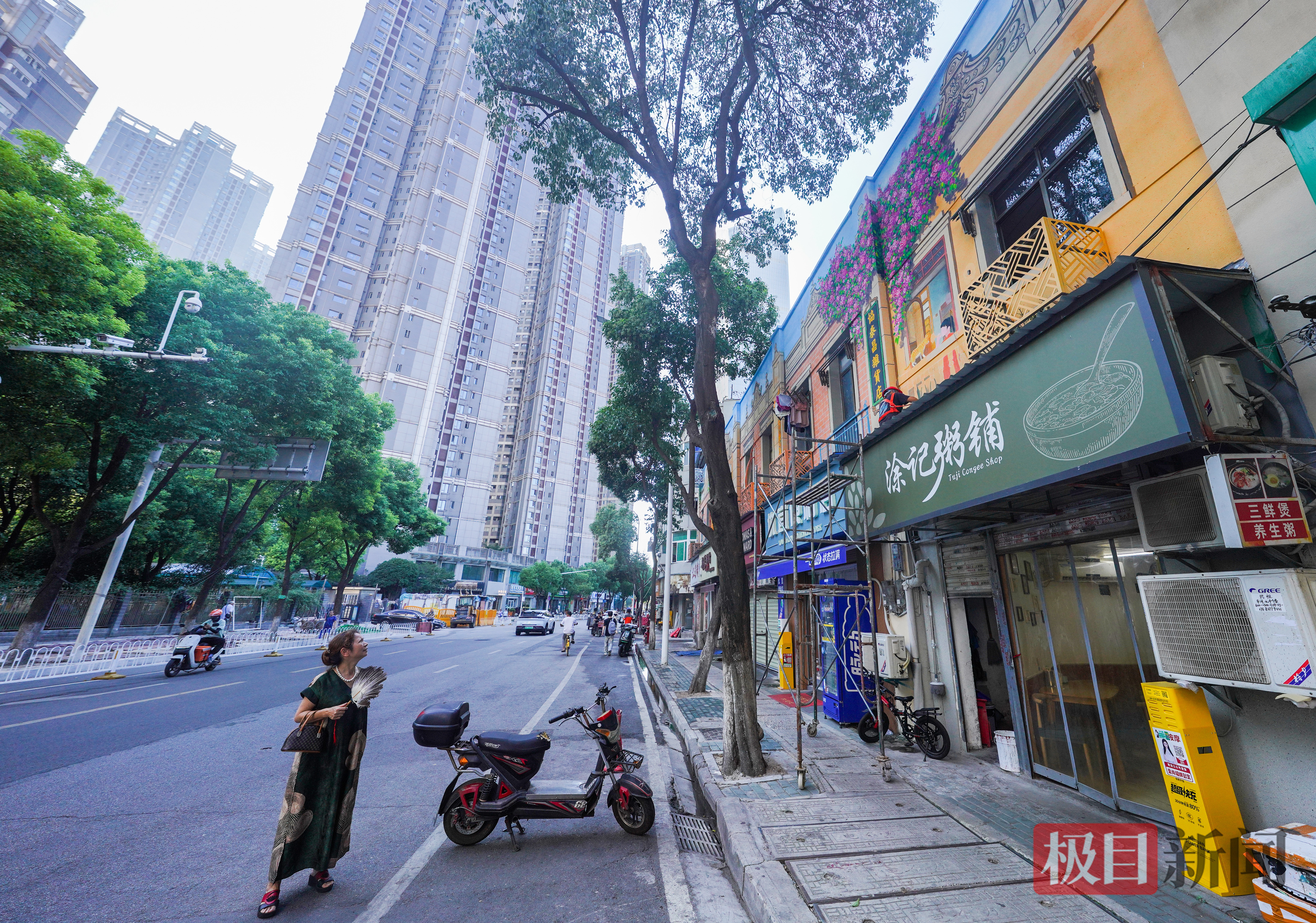 市民驻足观赏