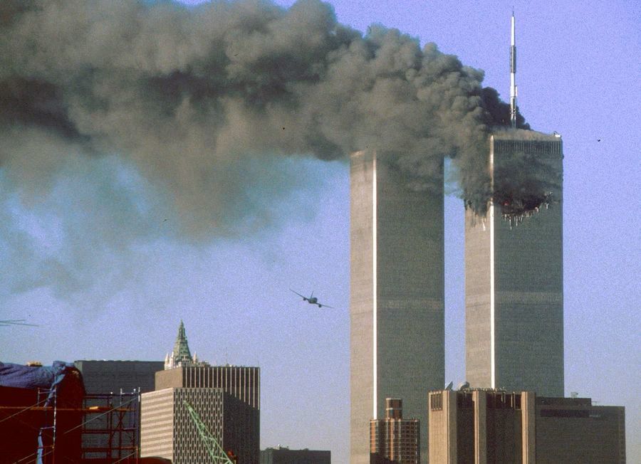 2001年9月11日,被劫持的客机撞击纽约世贸中心双塔。