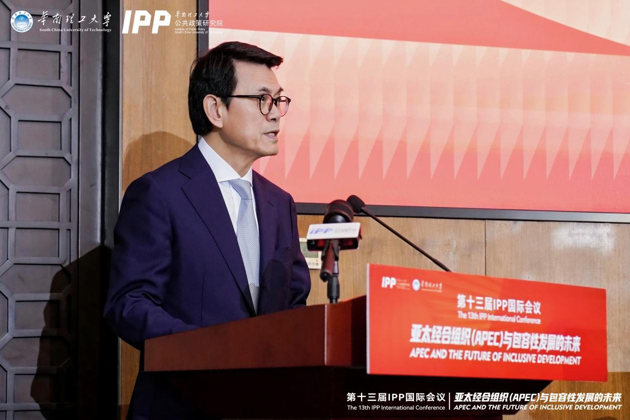 香港特别行政区政府前商务及经济发展局局长、香港大学当代中国与世界研究中心非常驻杰出研究员邱腾华