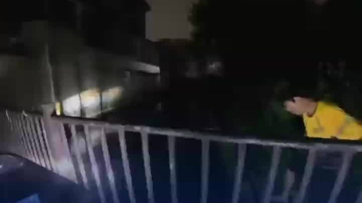 外卖小哥一边狂喊救命一边下水救人