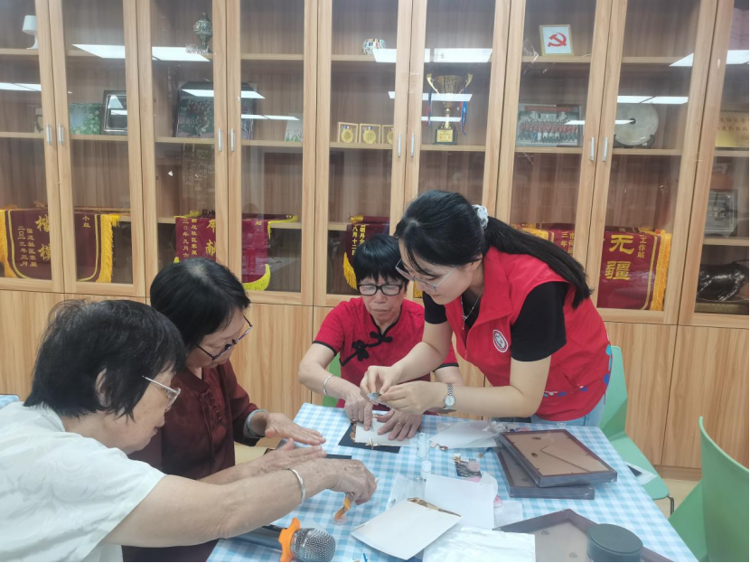 指尖螺钿蕴芳华，莲聚邻里享暮年 固戍社区长者非遗手作活动暖心开展