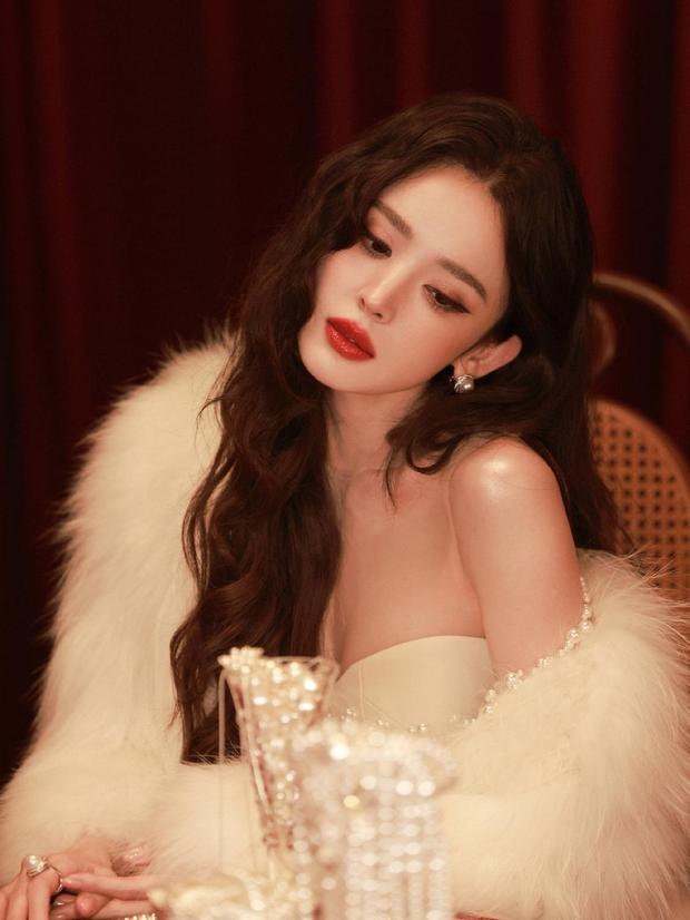 娜扎温婉动人。