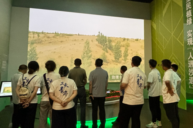图为实践队参观治沙展览馆