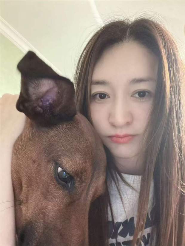 李小冉与狗狗贴脸合照。