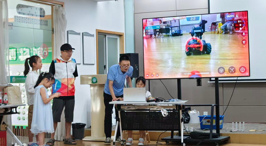 团队成员在指导小朋友操作 AI 机器人