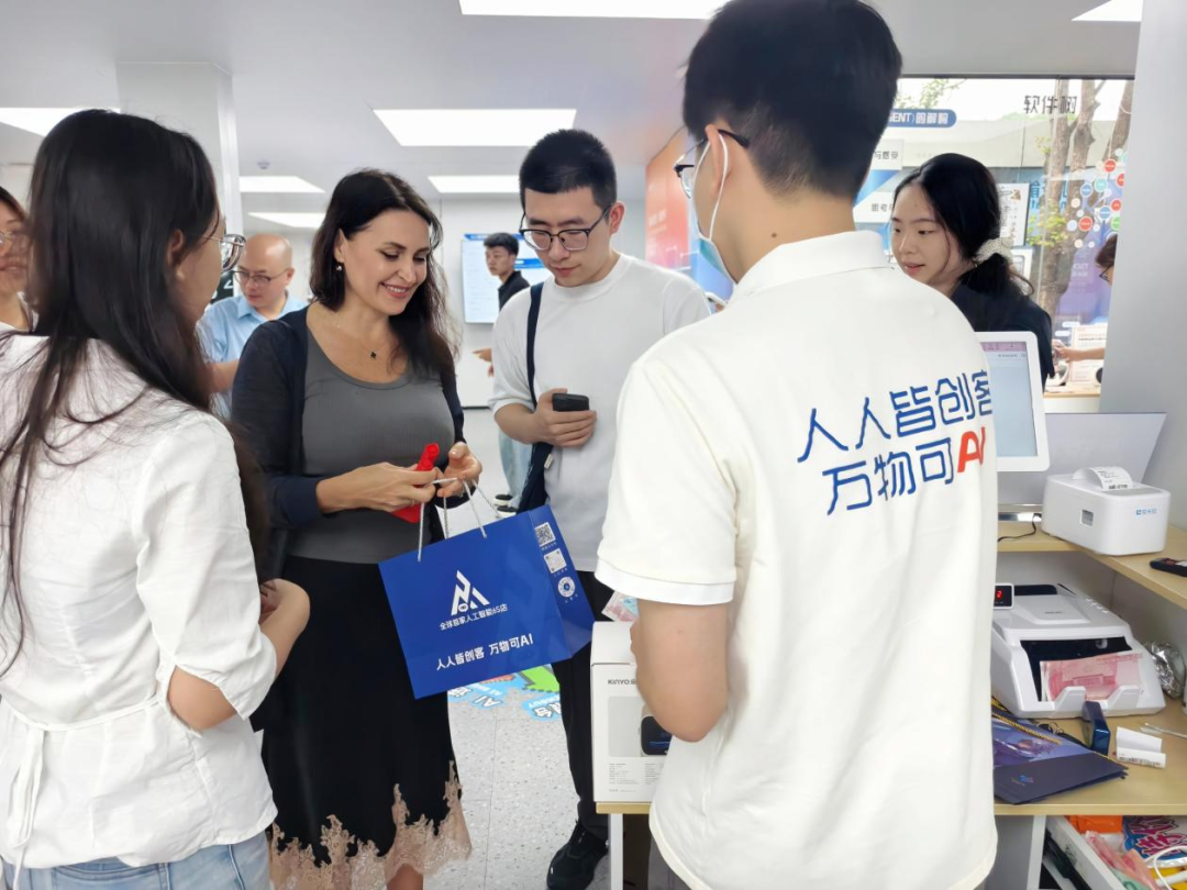 外国友人直呼:“原来龙岗这么Maxxing!”