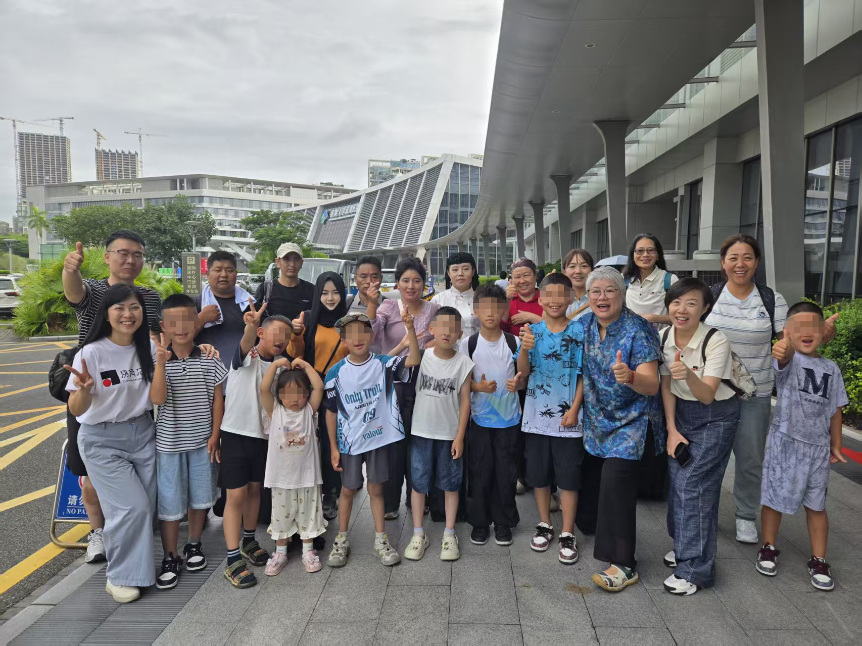 唇腭裂公益活动启动,孩子们在港大深圳院合影