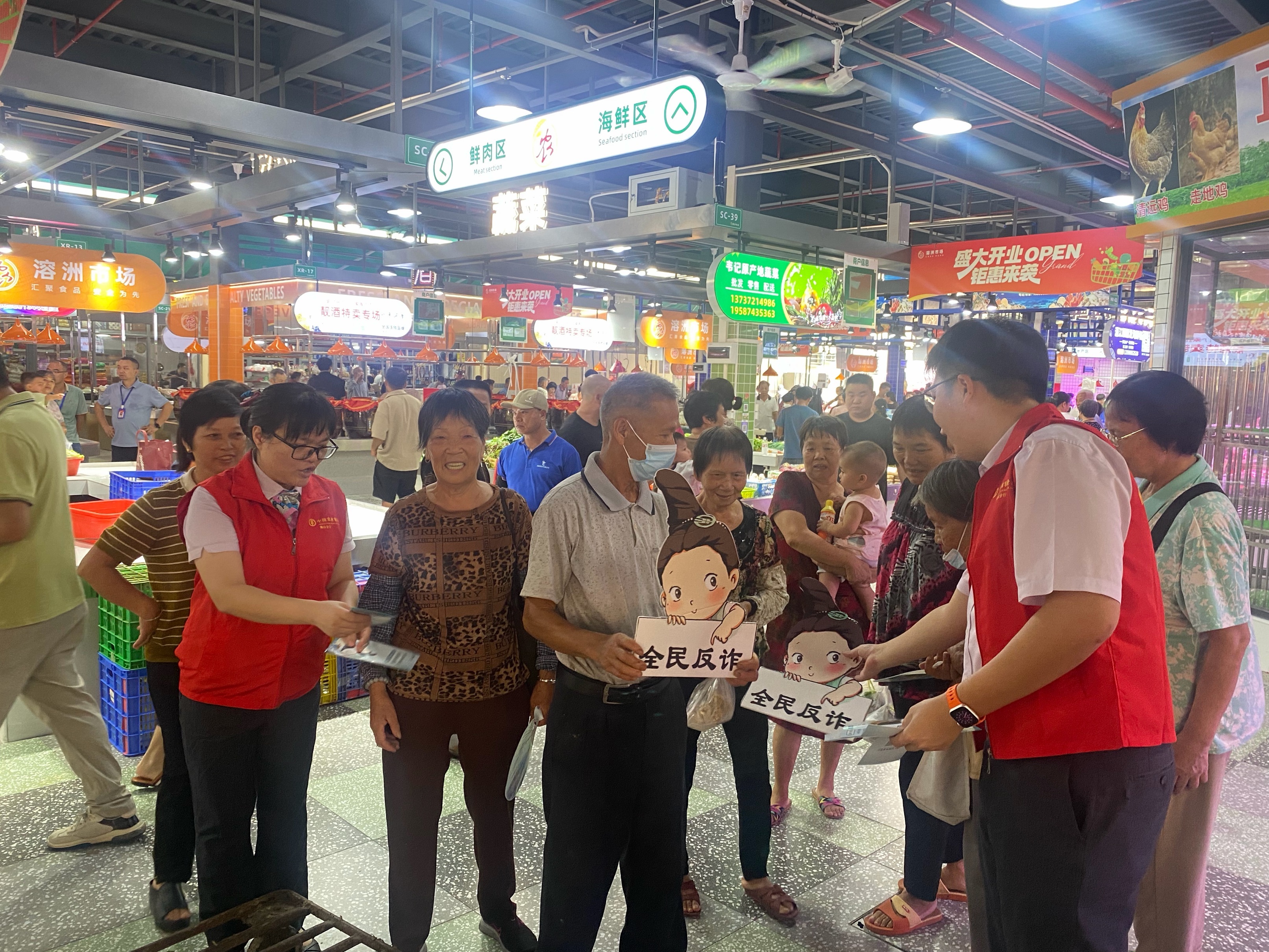 金融宣教进市场 便民服务暖人心——农行南庄溶洲支行走进市场开展金融知识宣教活动