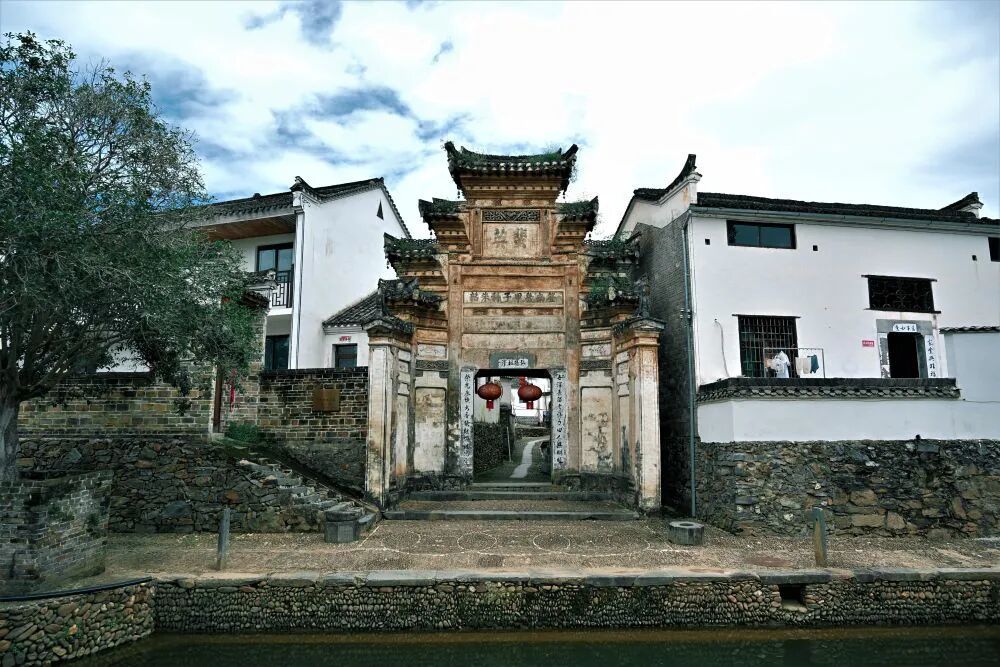 沧溪村口处的蜚英坊,建于明代正德十五年(1520年),是朱韶为纪念先祖宋代理学士朱宏建造。新华社记者 陈浚武 摄