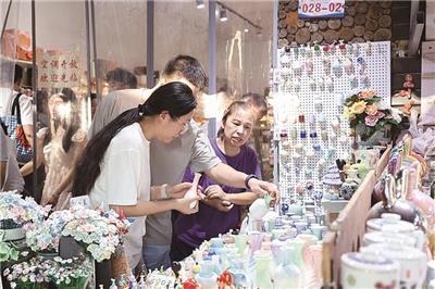 雕塑瓷厂的商户正在给游客介绍商品。 (全媒体记者 余乐俭 摄)