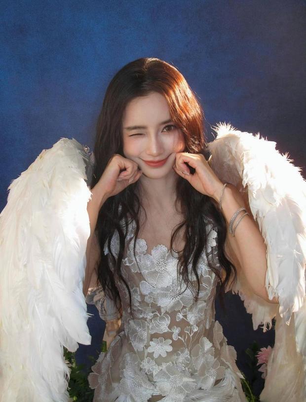 Angelababy灵动可爱。