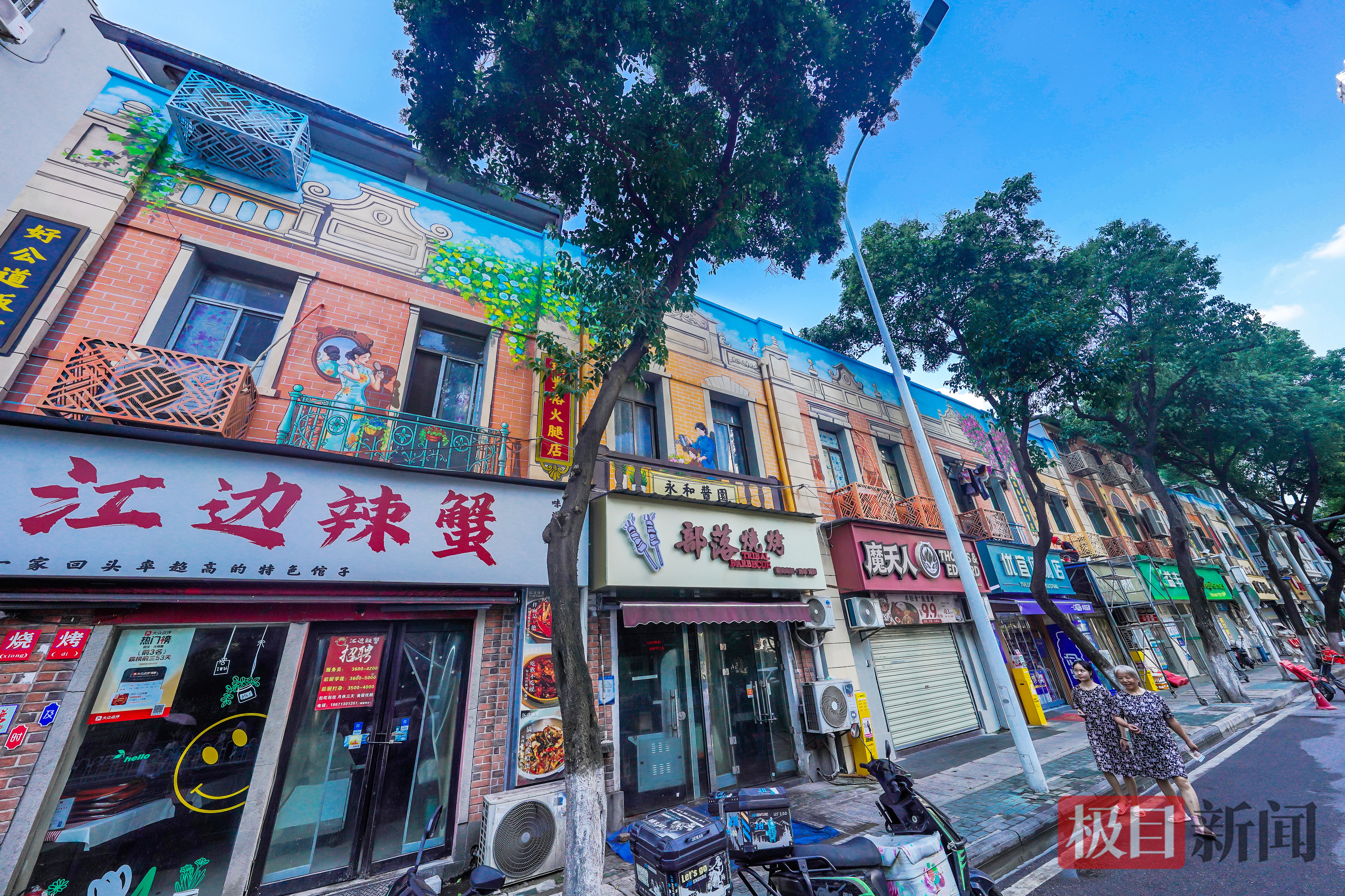 整个墙面再现昔日商住相融的街巷风貌