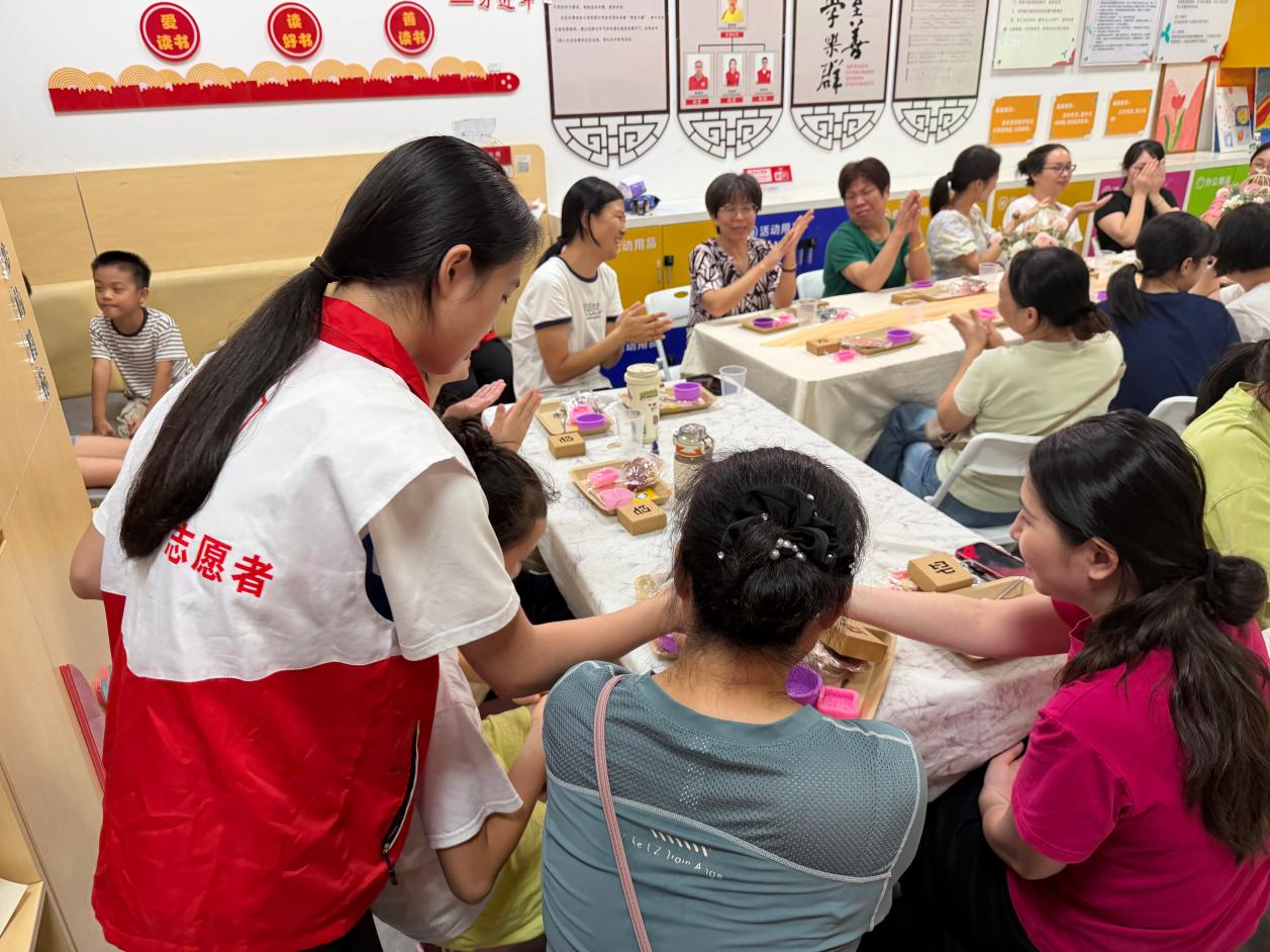 “巧手制香,皂就美好”——臣田社区开展女性香薰手工皂DIY体验活动