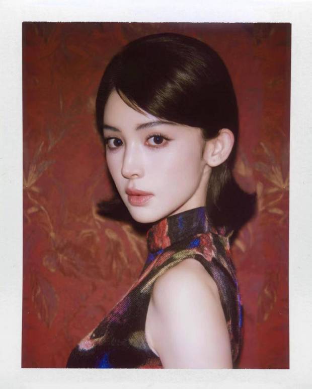 古力娜扎清冷精致。