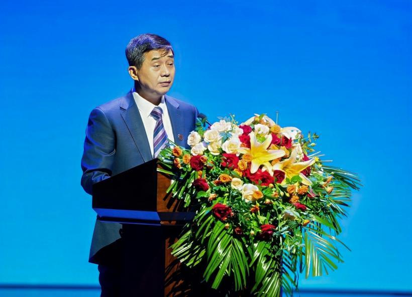 长春光华学院校长李晓光主持