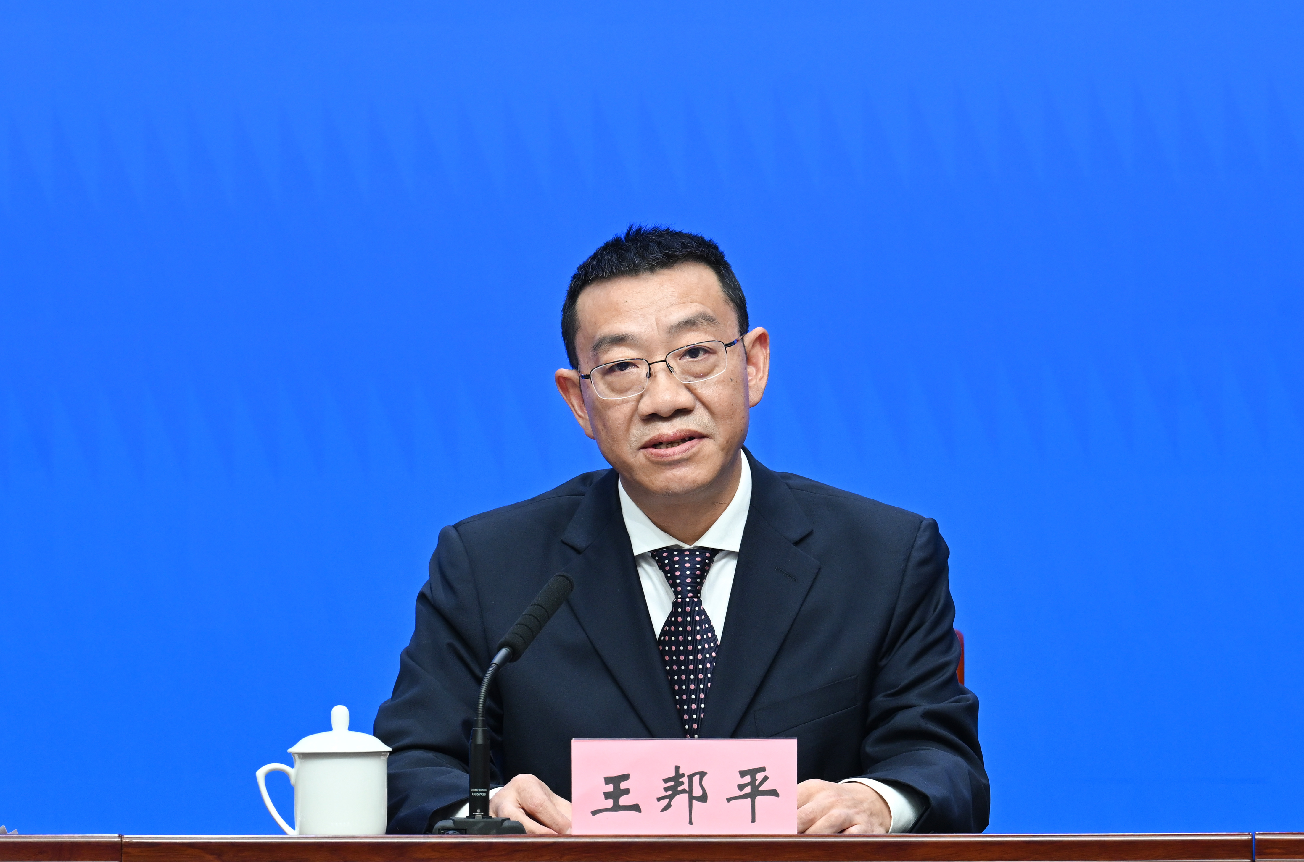 ▲市生态环境局党组成员、副局长王邦平答记者问。记者 张锦辉 摄/视觉重庆