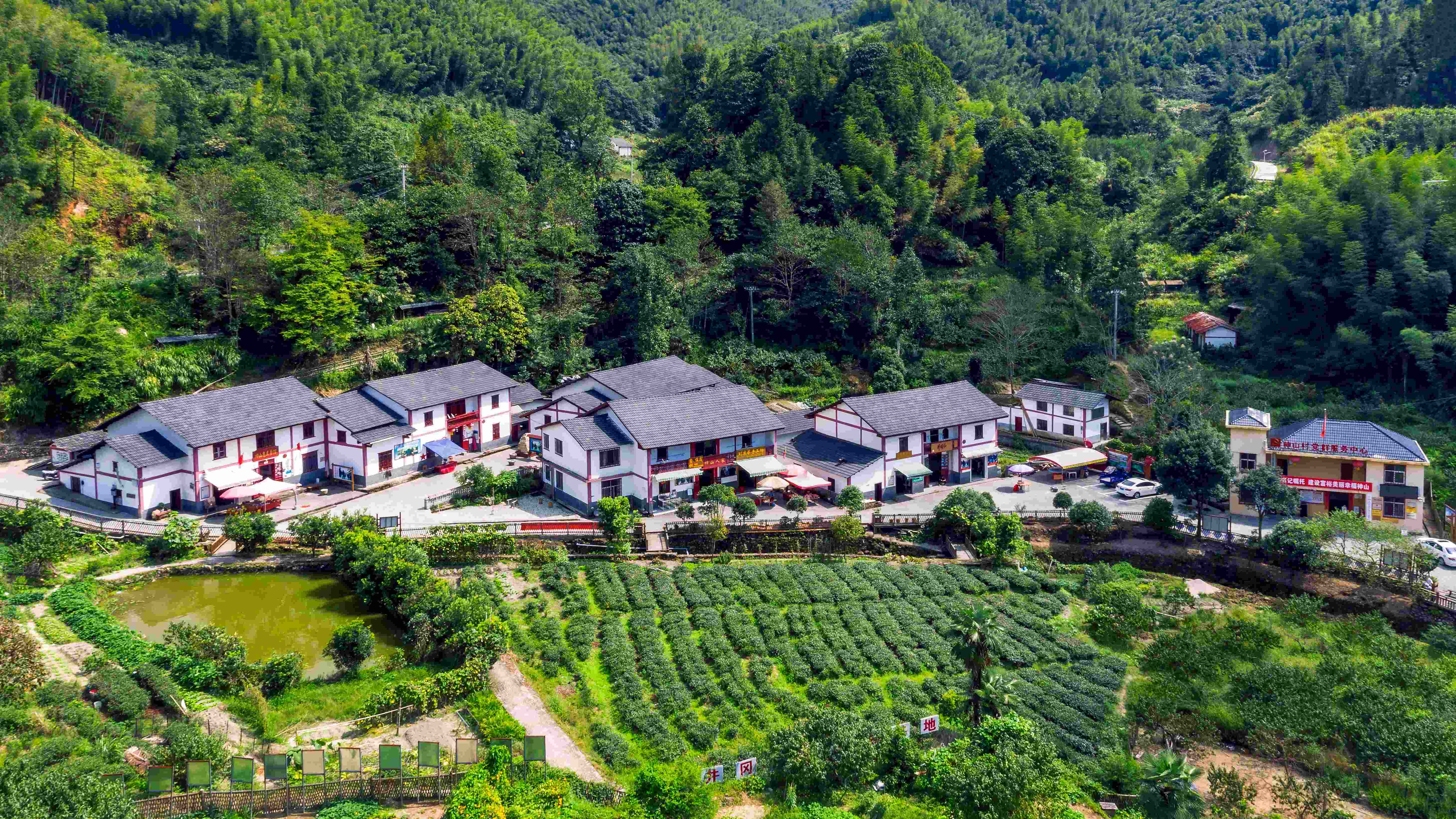 井冈山神山村。脱贫以来，该村先后荣获“全国乡村治理示范村”、“全国乡村旅游重点村”、第五届“全国文明村镇”、第七批“全国民主法治示范村”、中国美丽休闲乡村、江西省5A级乡村旅游点等荣誉。