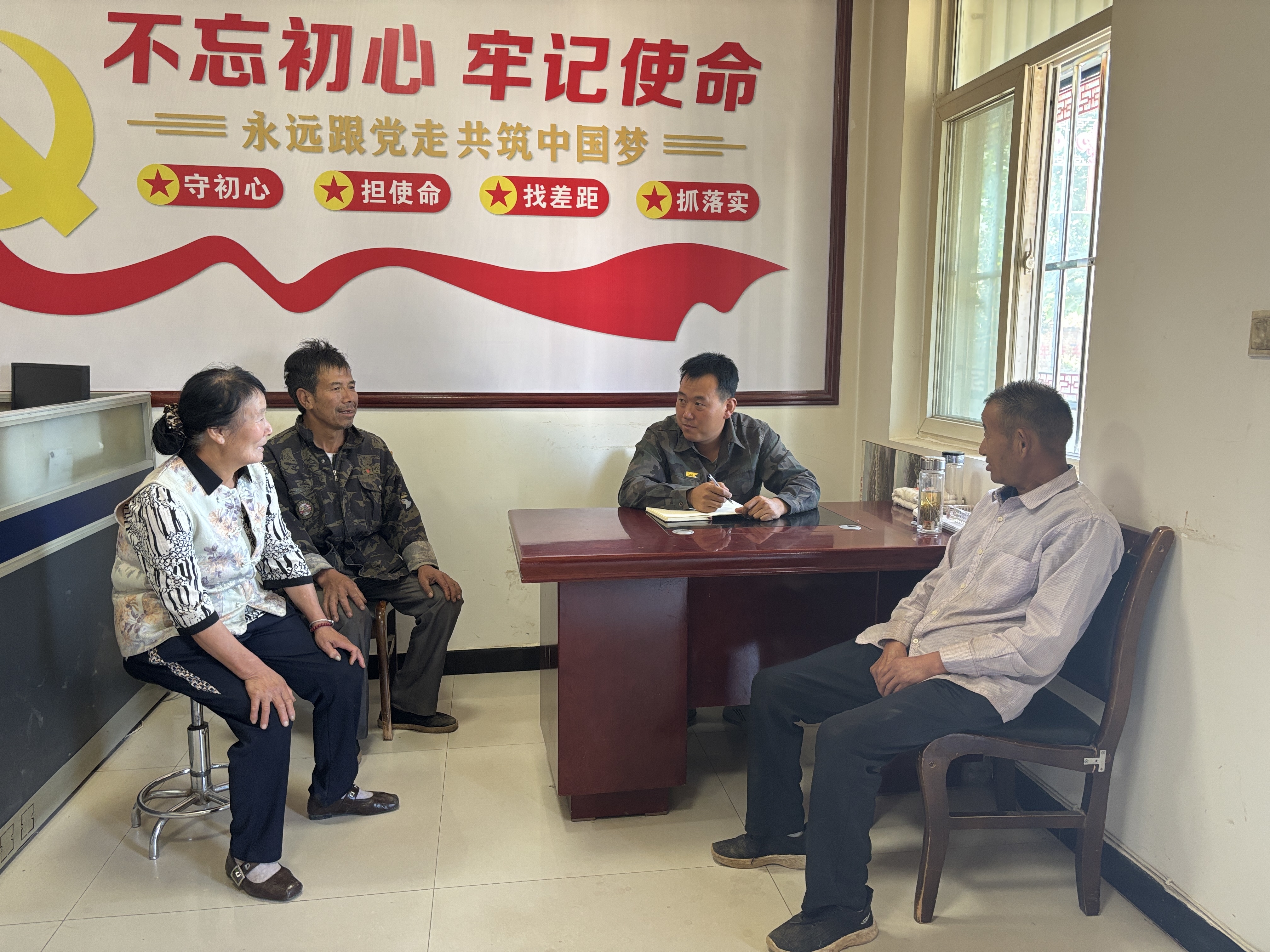 （图片为姚海为群众讲解相关政策）