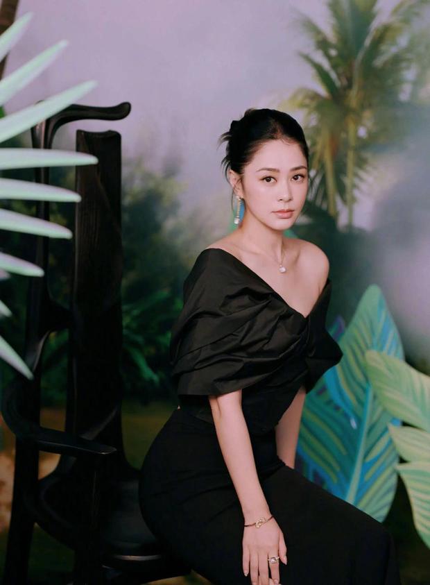 阿娇身姿挺拔，气质在线。