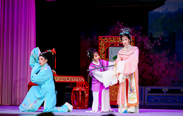 名师赋能传薪火 越韵满堂耀鹏城 《三看御妹》精彩上演