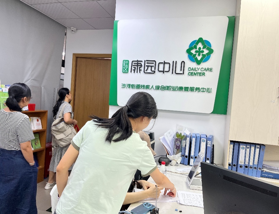 （“双百社工”协助陈阿姨办理评残、申领补贴等手续）