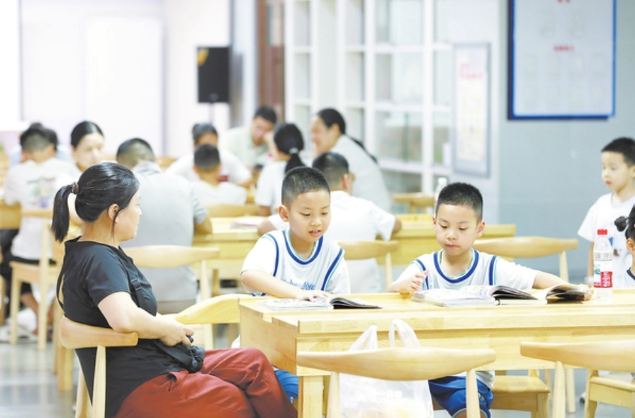 九江：书香伴暑末 蓄力迎开学（图）