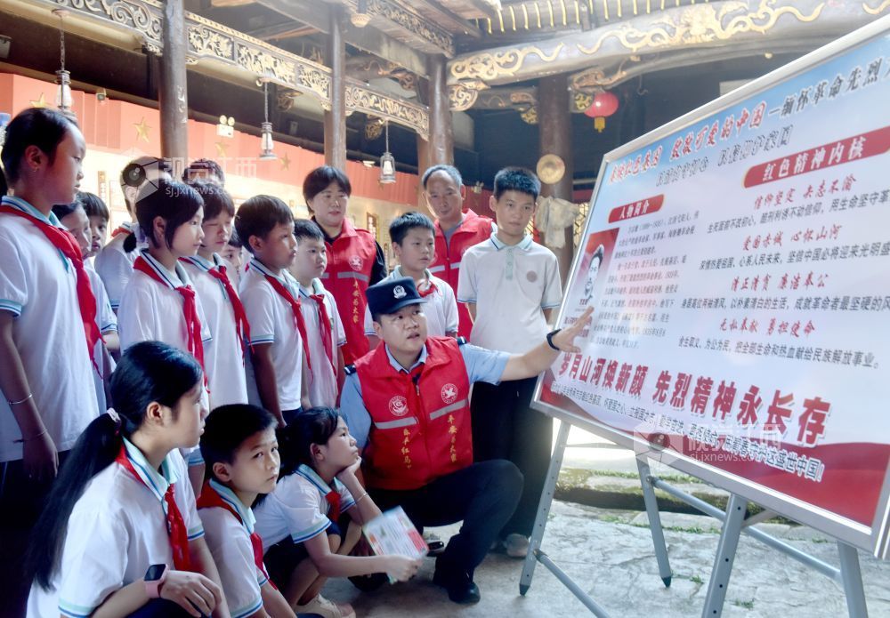 2026年9月1日,在江西景德镇市乐平市众埠镇界首村“中国工农红军第十军建军旧址”内,乐平市公安局众埠派出所“红色义警”民警彭星磊正对照革命先辈方志敏展板等,给该村小学6年级的学生开展“入学第一课”教育。