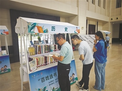 江西鹰潭：百姓选书，政府买单（图）