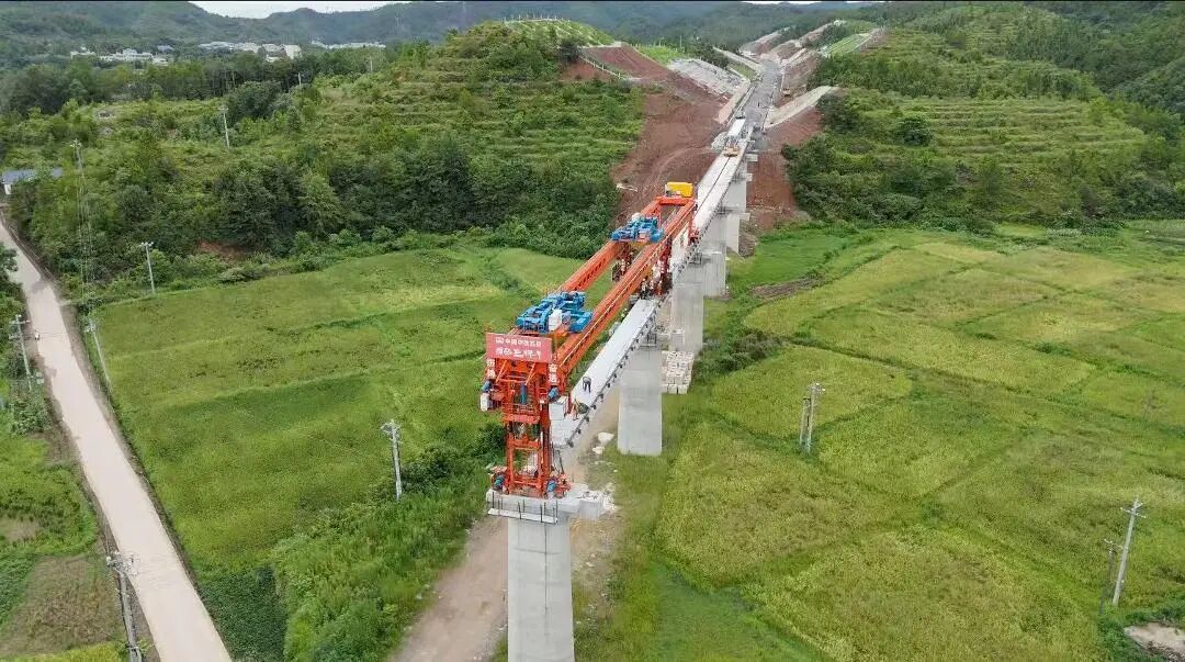 瑞梅铁路(江西段)工人正在架梁施工 (李洪摄)