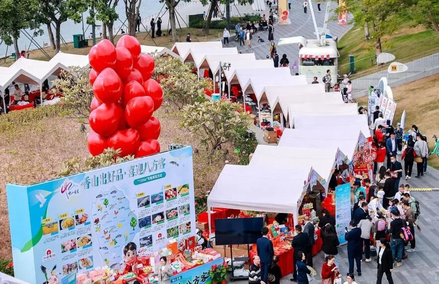“广货行天下・中山百货进深圳”活动现场,中山智造等优品好物让当地市民近距离感受湾区制造魅力,促进深中两地消费市场交流对接。