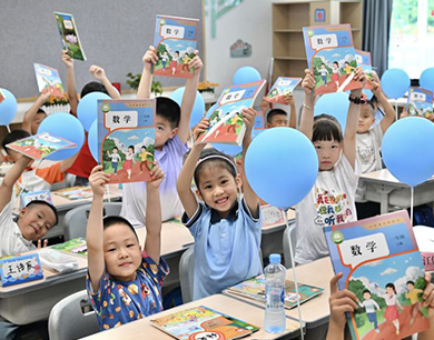 南昌：领新书 迎开学