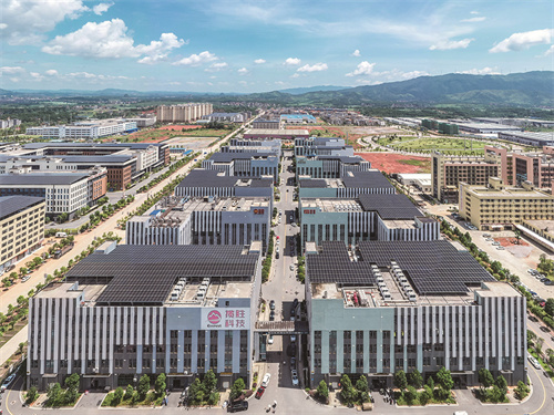 ▲蓝山县产业园区里,一排排光伏发电板铺展在厂房屋顶,为企业输送清洁电能。(图源:永州新闻网)
