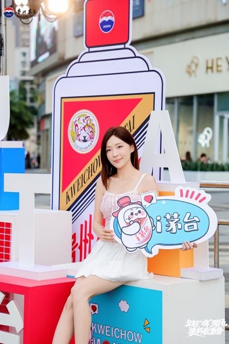 向C而行:专卖店从“销售终端”到“社交聚场”
