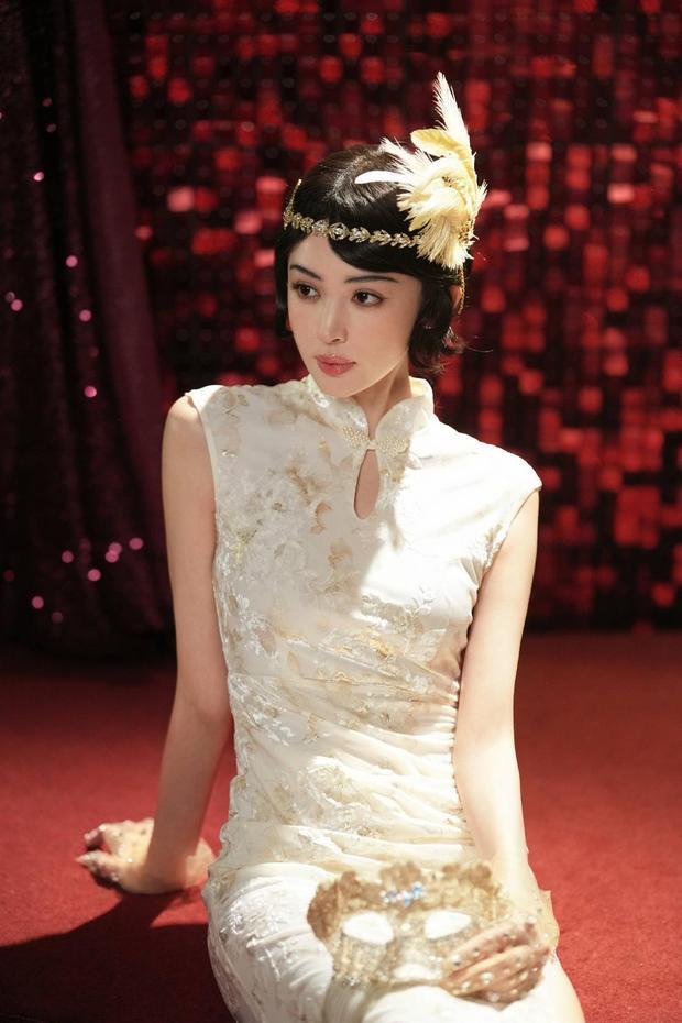 娜扎妩媚多情。