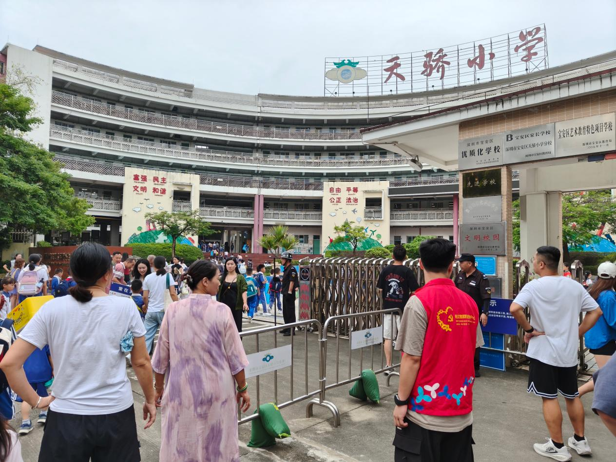 校社联动护开学 暖心守护平安路——流塘社区联合辖区小学护航新生入学安全