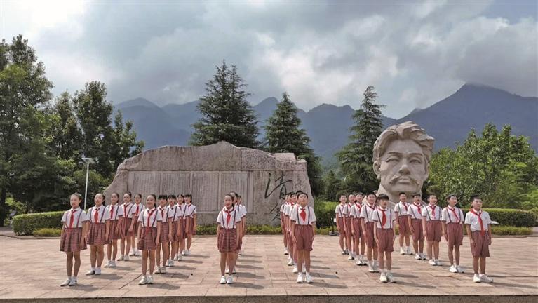 9月1日,玉山县瑾山小学组织学生来到怀玉山清贫园,开启新学期第一课。记者 祝振邦 摄