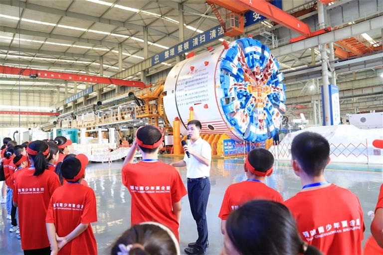 豫哈青少年夏令营的孩子们在中铁装备细致了解盾构机的基本构造和工作原理。 受访者供图