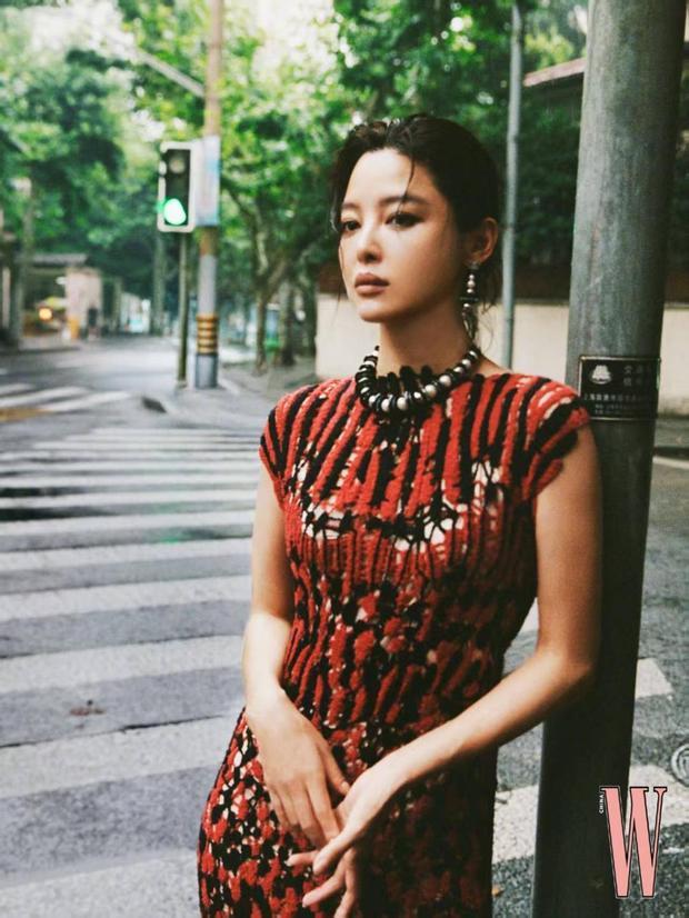 搜狐娱乐讯 近日，辛芷蕾一组全新时尚封面大片释出，她身穿红黑纹理连衣裙搭配重工珠串项链，复古胶片质感浓郁，自带故事氛围。