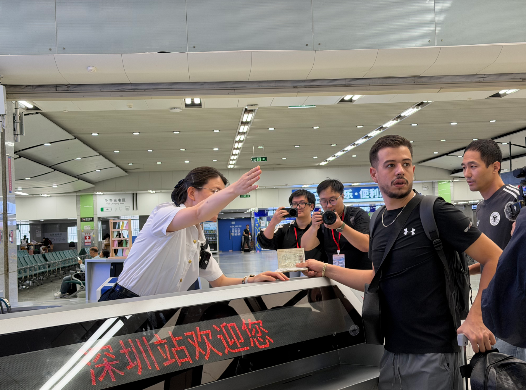 深圳站:京九动脉连深港,枢纽服务暖双城