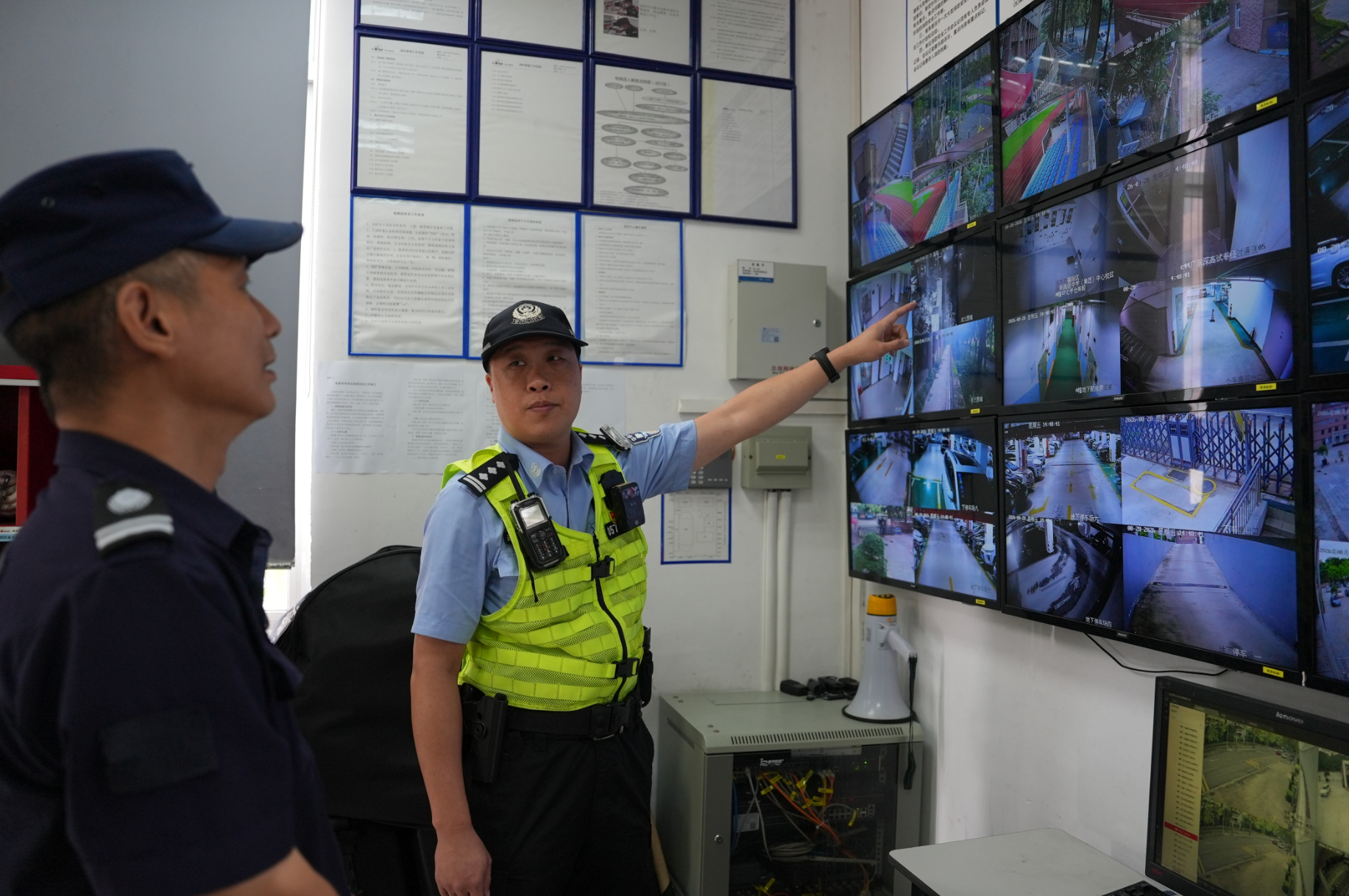 民警开学前进校进行“校园安全大检查”