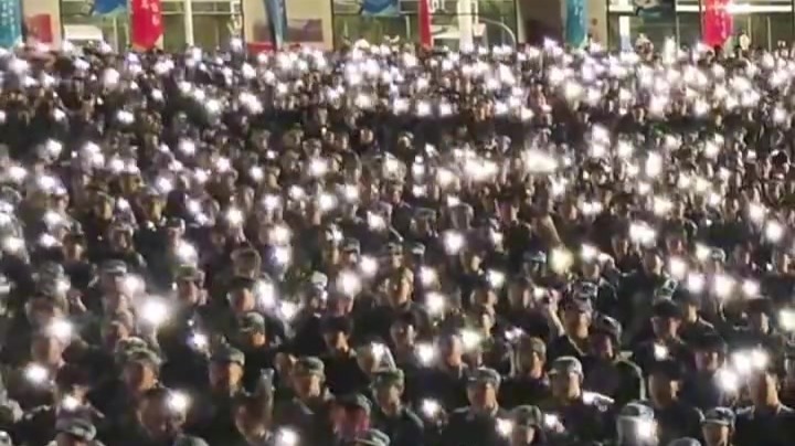 兰大新生军训举灯高歌　向祖国“声”情告白