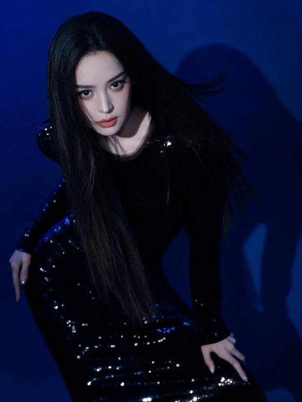 娜扎性感腰臀曲线超吸睛。