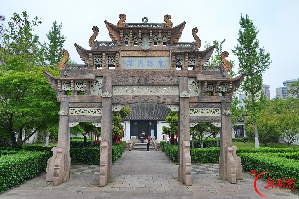 东林书院牌坊，饱经风雨依然矗立。