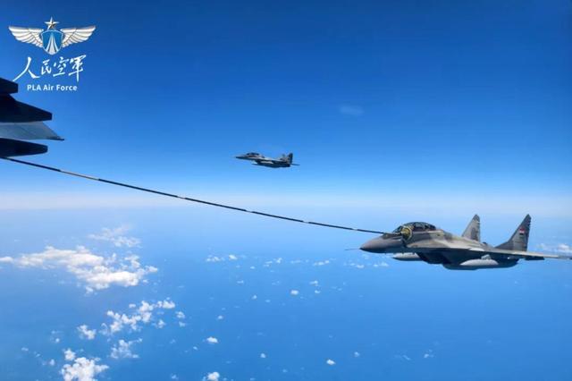 运油20与“阵风”对接，首次给西方战机空中加油，用北约标准？