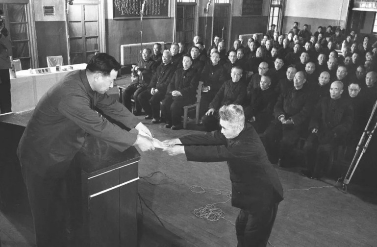 1975年3月，最妙手民法院向黄维等东谈主发特教见知书