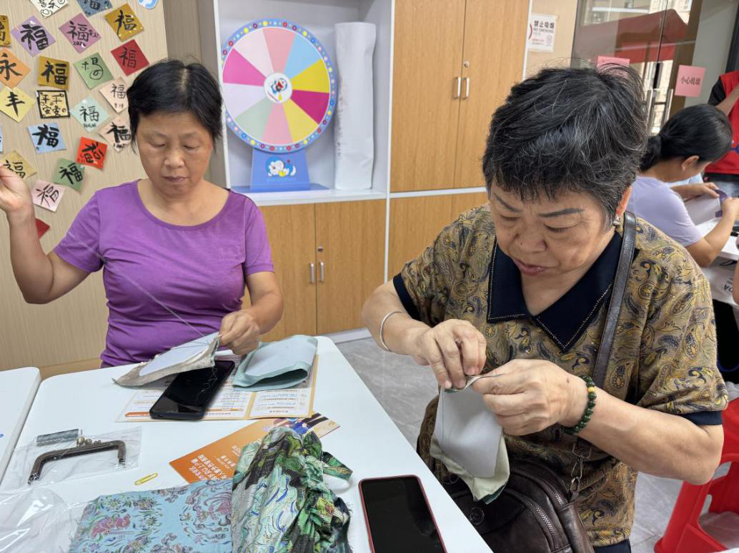 “政策暖心护夕阳，巧手传情乐永丰”西乡街道永丰社区长者兜底政策宣传暨非遗手工活动