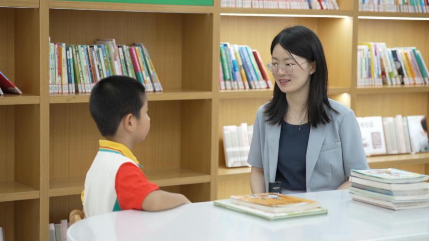 主持人专访并与孩子们互动