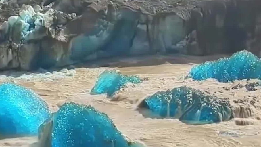 上万年的蓝冰正在加速融化，中国网友实拍现场画面